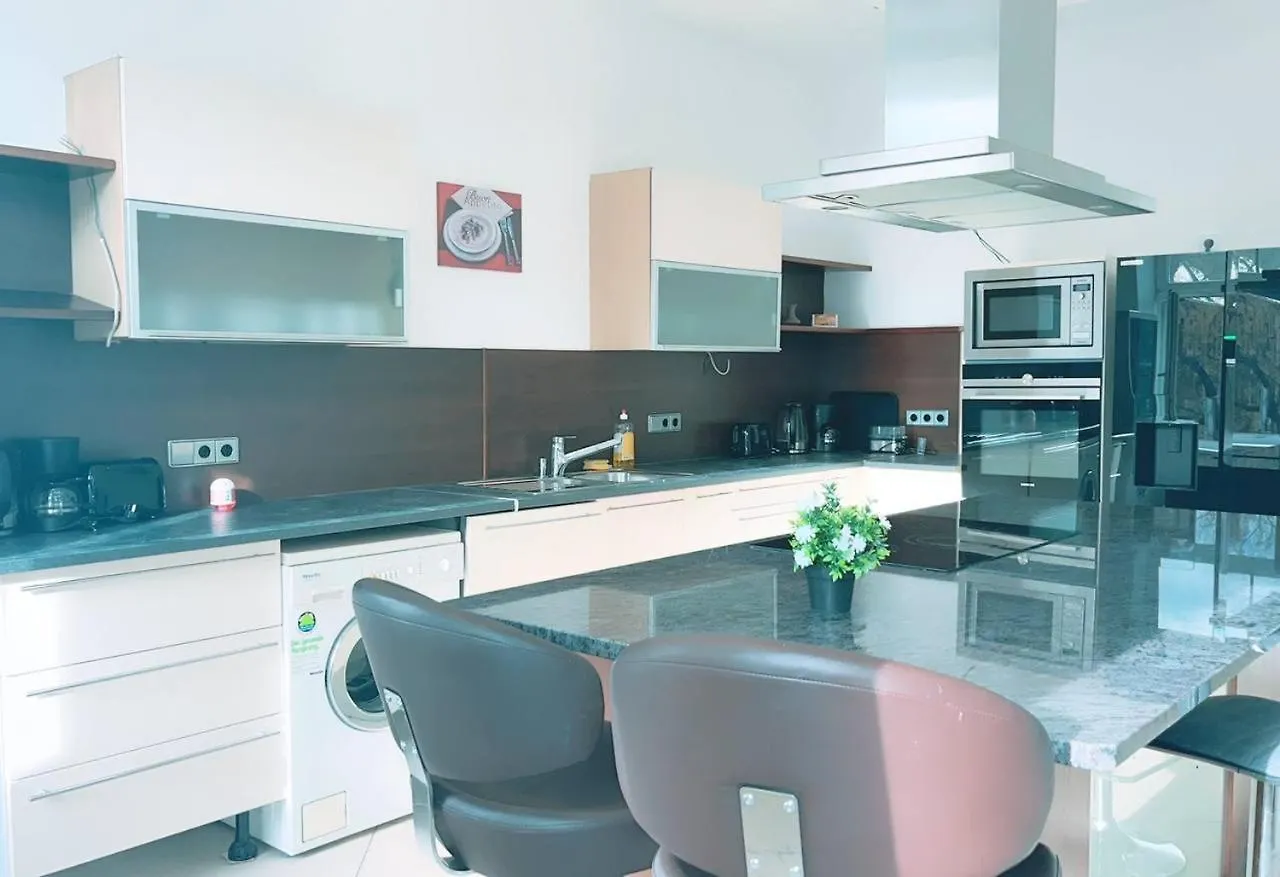 Zx Triple Room In Keplerplatz Vienna Homestay