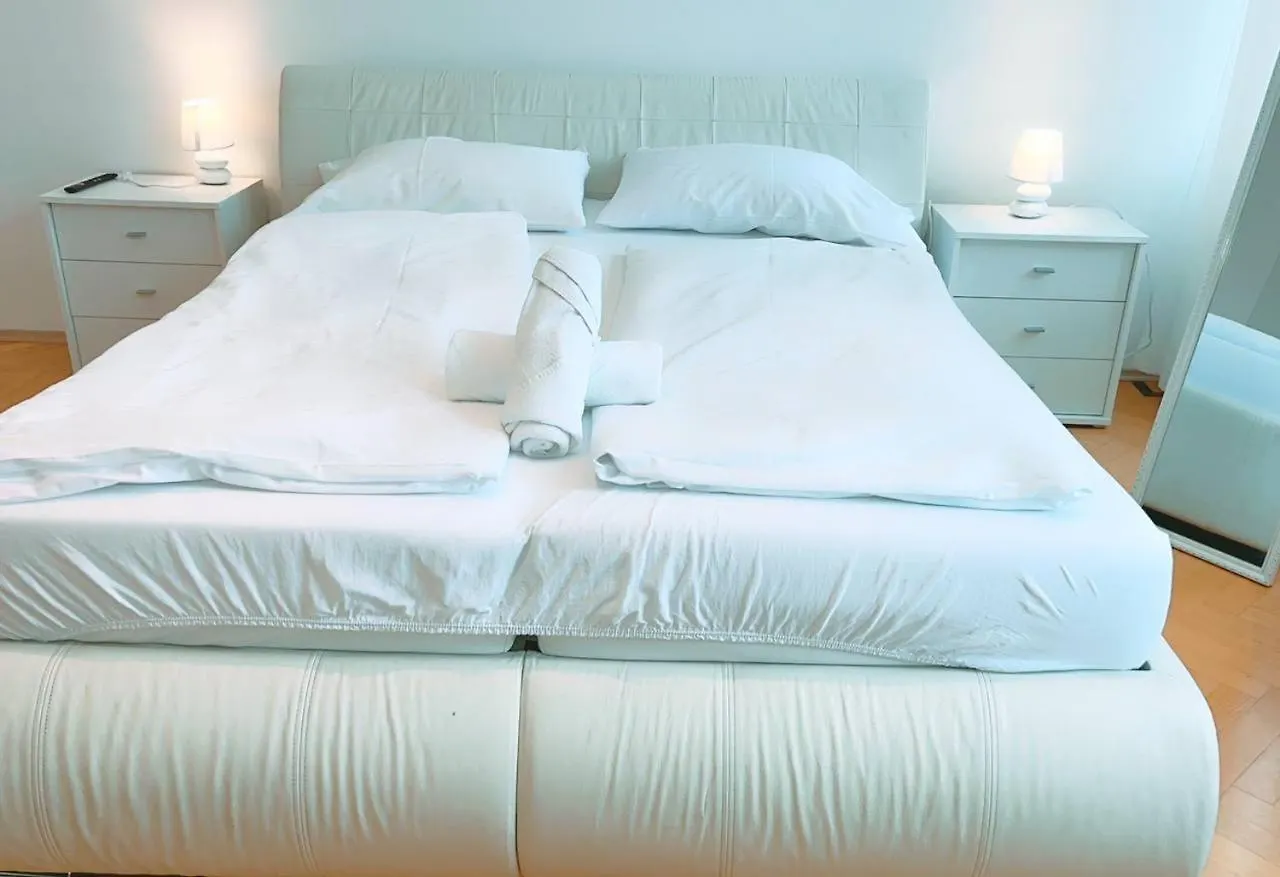 Zx Triple Room In Keplerplatz contacts