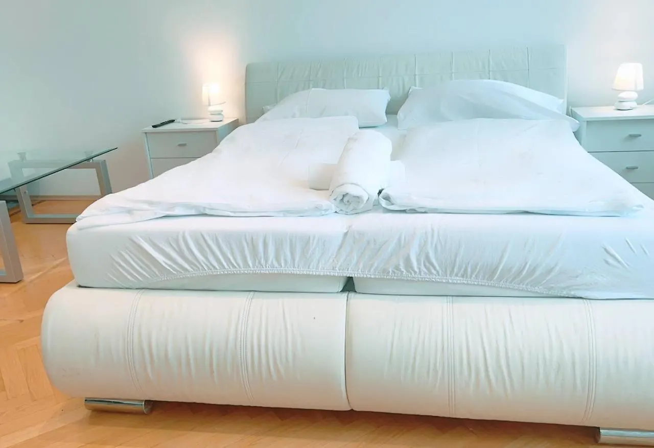 Homestay Zx Triple Room In Keplerplatz Vienna