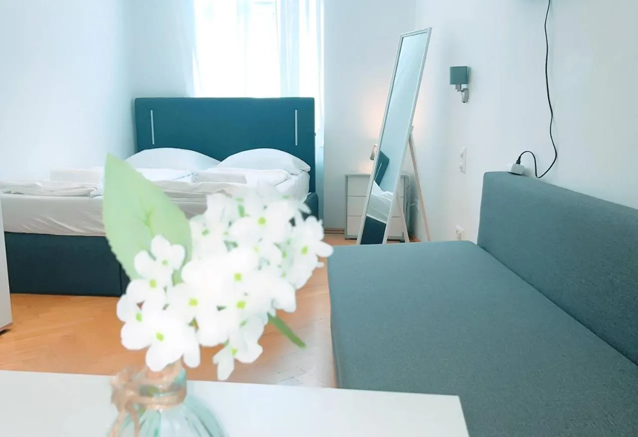 Zx Triple Room In Keplerplatz Vienna Austria