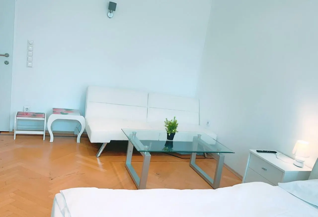 Homestay Zx Triple Room In Keplerplatz Vienna Austria