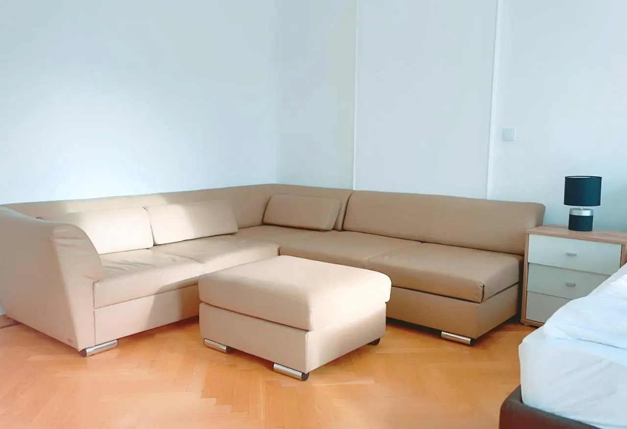 Homestay Zx Triple Room In Keplerplatz Vienna