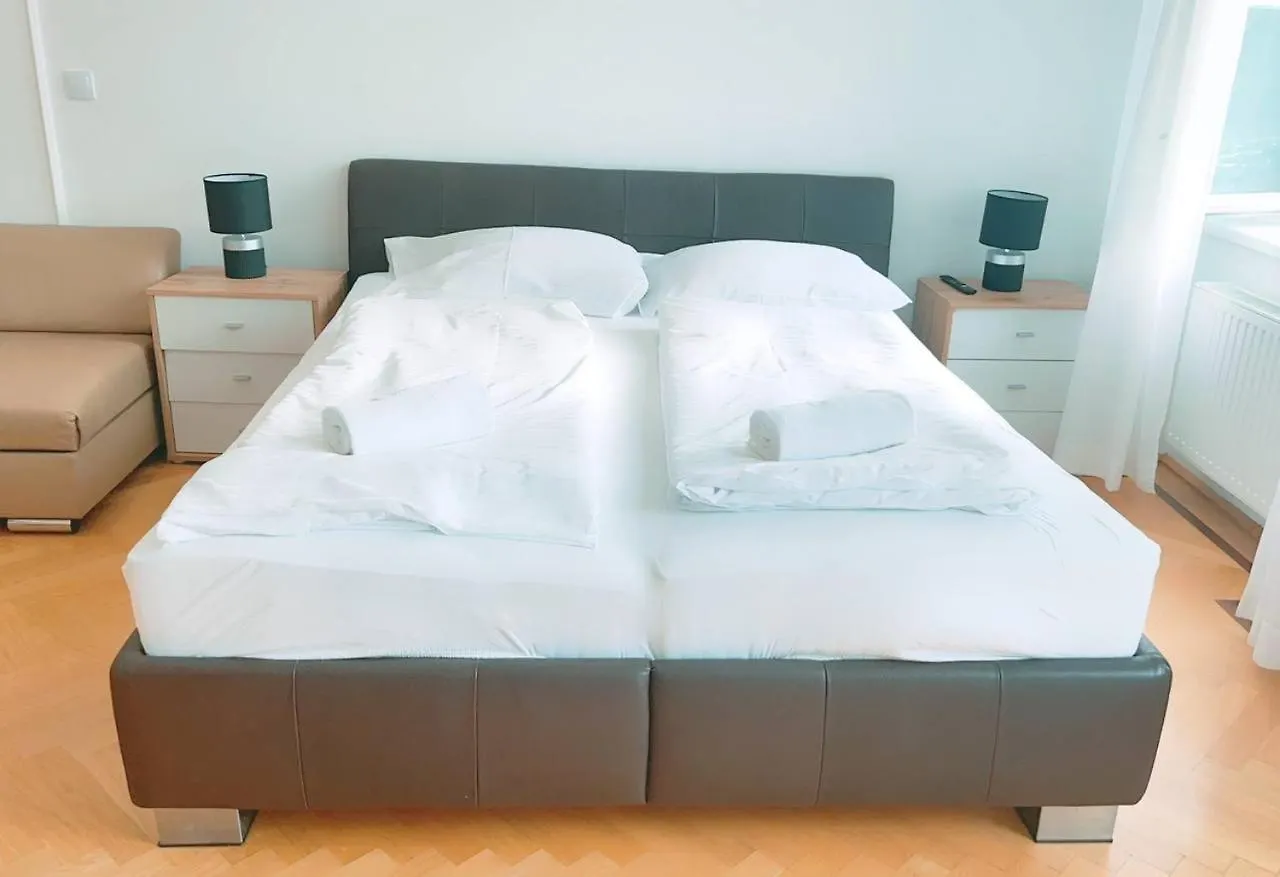 Zx Triple Room In Keplerplatz Vienna Austria